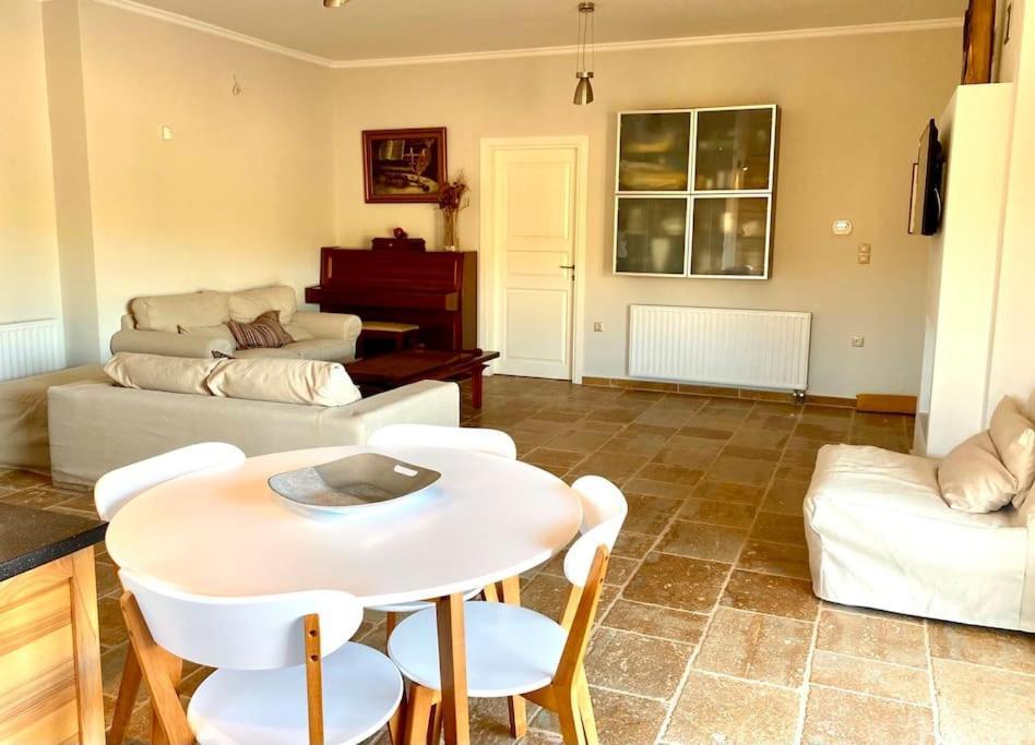Summer House With A Pool Near Sea, Port & Airport Apartment Rafina  Exterior photo